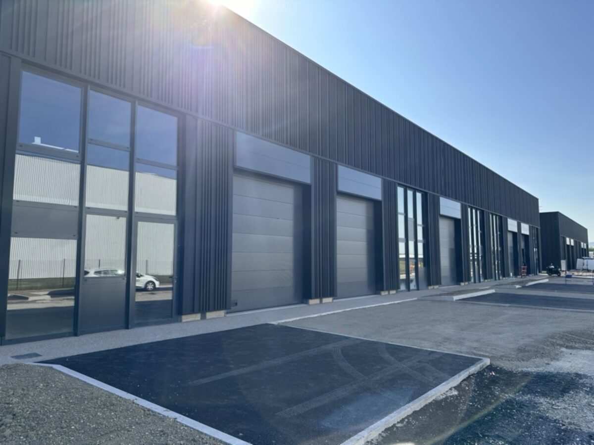 Locaux d'activité A VENDRE de 2 431 m² divisibles à partir de 113 m² a TREVOUX