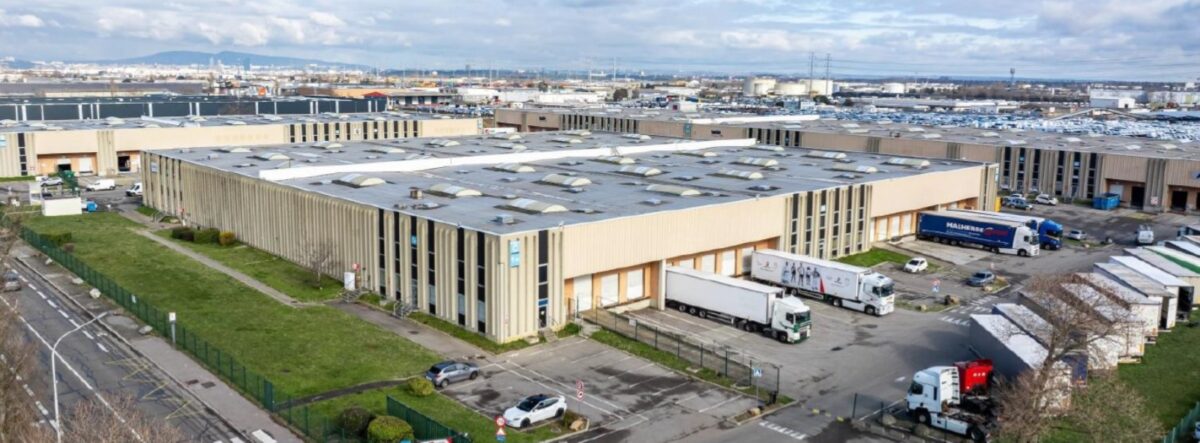 Locaux d'activité A LOUER de 10 135 m² divisibles à partir de 2 120 m² a CORBAS