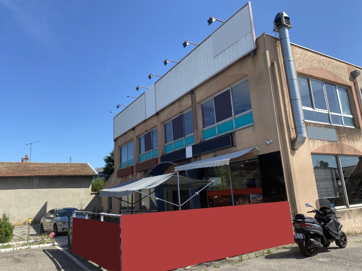 Locaux commerciaux A VENDRE de 1 066 m² non divisibles a SAINT BONNET DE MURE