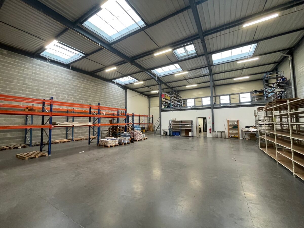 Locaux d'activité A VENDRE OU A LOUER de 536 m² non divisibles a SAINT PRIEST