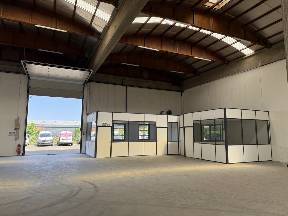 Locaux d'activité A LOUER de 3 750 m² divisibles à partir de 100 m² a SAINT PRIEST