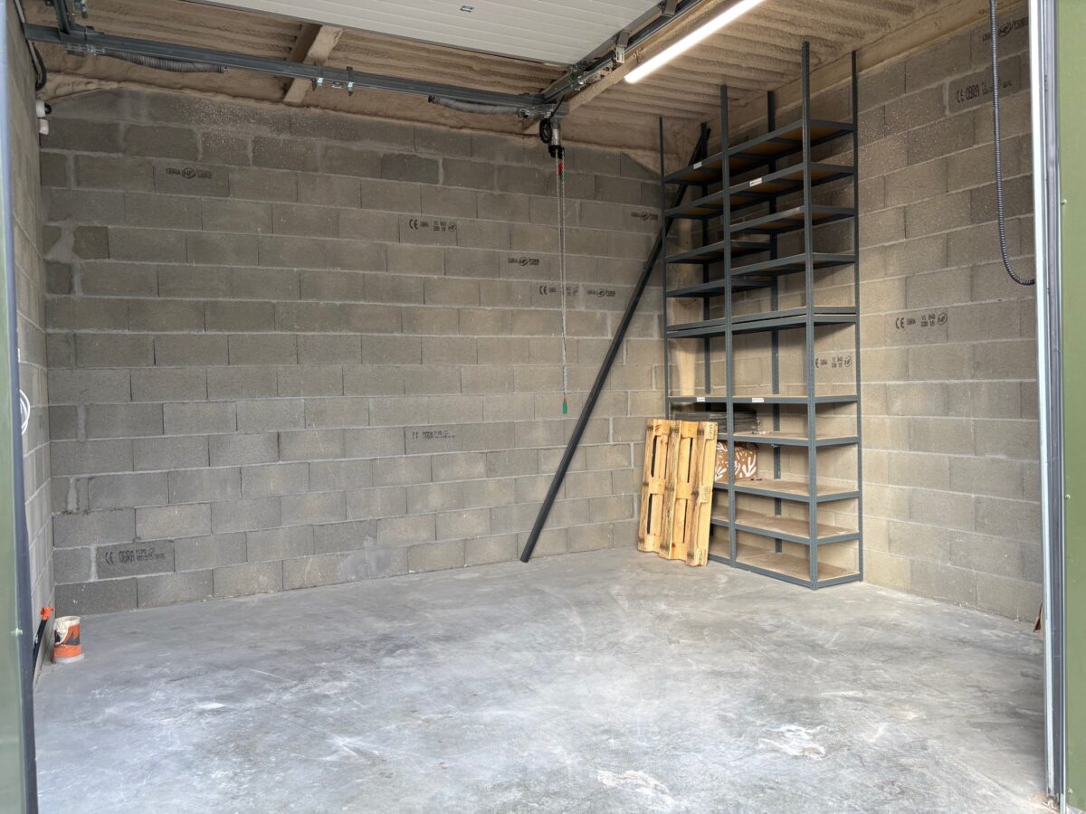 Locaux d'activité A VENDRE OU A LOUER de 26 m² non divisibles a CIVRIEUX