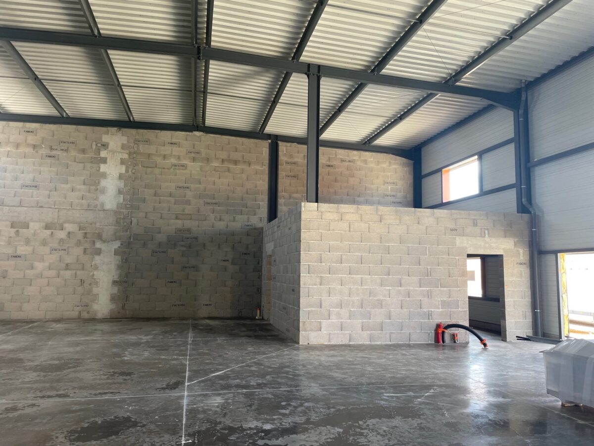 Locaux d'activité A LOUER de 3 418 m² divisibles à partir de 60 m² a CHASSIEU