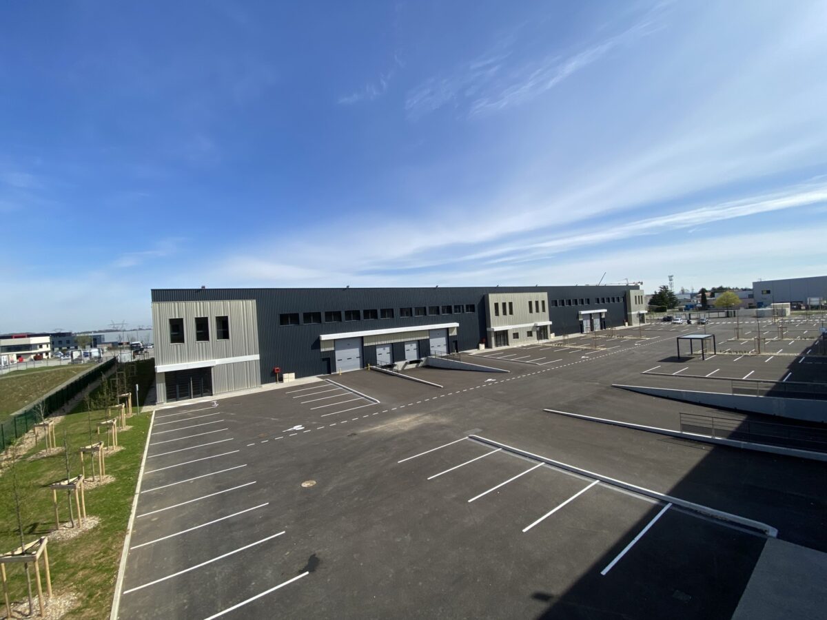 Locaux d'activité A LOUER de 4 125 m² divisibles à partir de 989 m² a SAINT BONNET DE MURE
