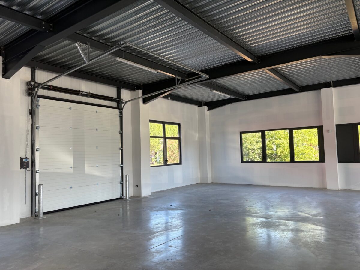 Locaux d'activité A LOUER de 5 562 m² divisibles à partir de 69 m² a DARDILLY