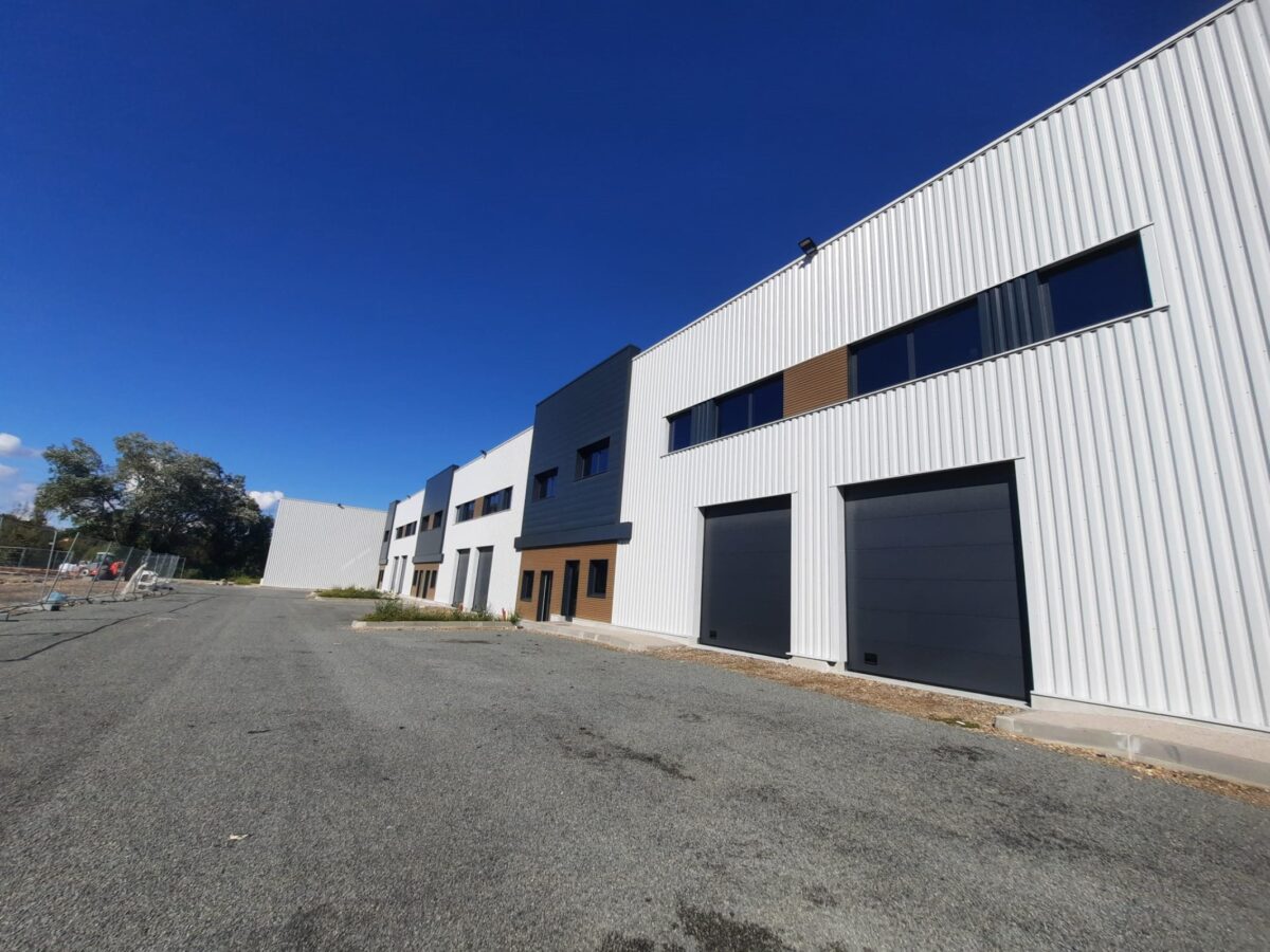 Locaux d'activité A LOUER de 584 m² divisibles à partir de 242 m² a LA TOUR DE SALVAGNY