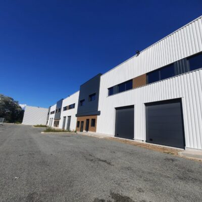 Locaux d'activité A LOUER de 584 m² divisibles à partir de 242 m² a LA TOUR DE SALVAGNY