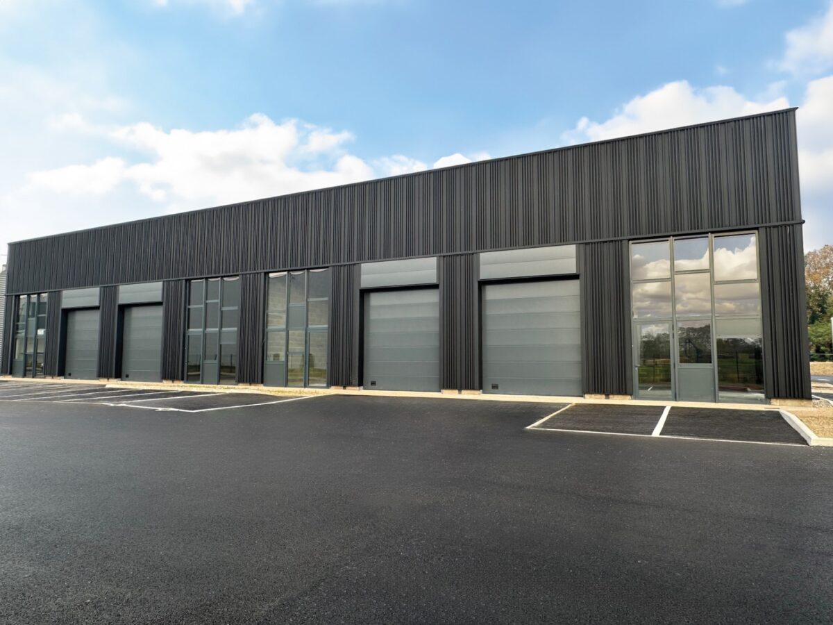 Locaux d'activité A VENDRE de 2 497 m² divisibles à partir de 132 m² a TREVOUX