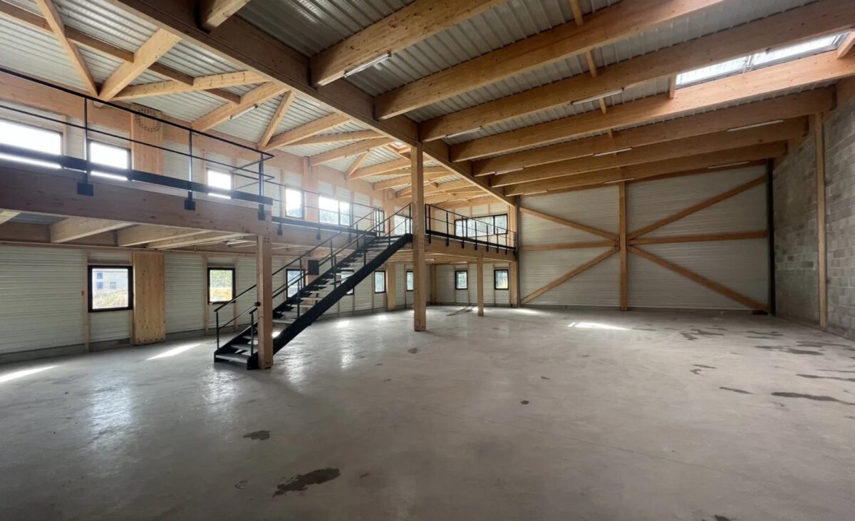 Locaux d'activité A VENDRE OU A LOUER de 2 421 m² divisibles à partir de 169 m² a TARARE