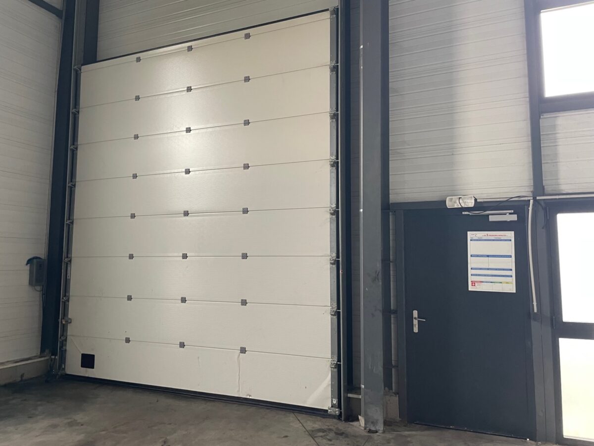 Locaux d'activité A VENDRE OU A LOUER de 170 m² non divisibles a TIGNIEU JAMEYZIEU
