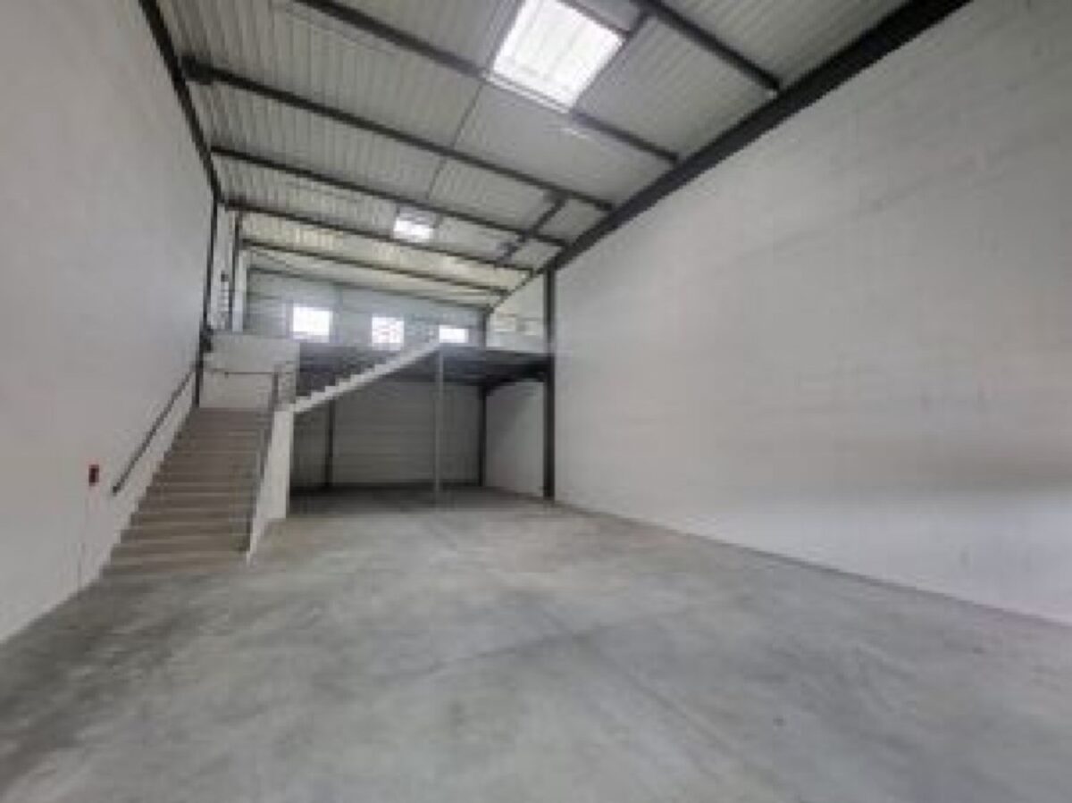 Locaux d'activité A LOUER de 204 m² non divisibles a RILLIEUX LA PAPE