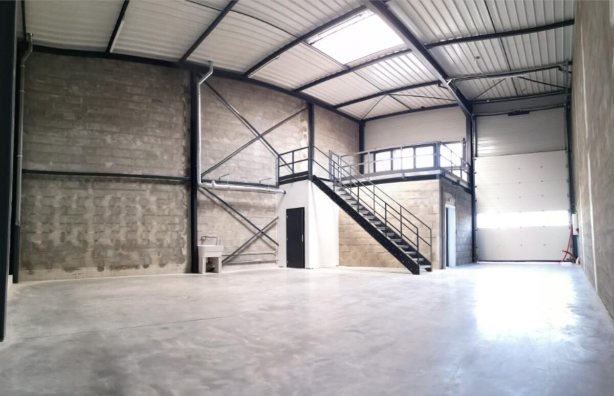 Locaux d'activité A LOUER de 169 m² non divisibles a GENAS