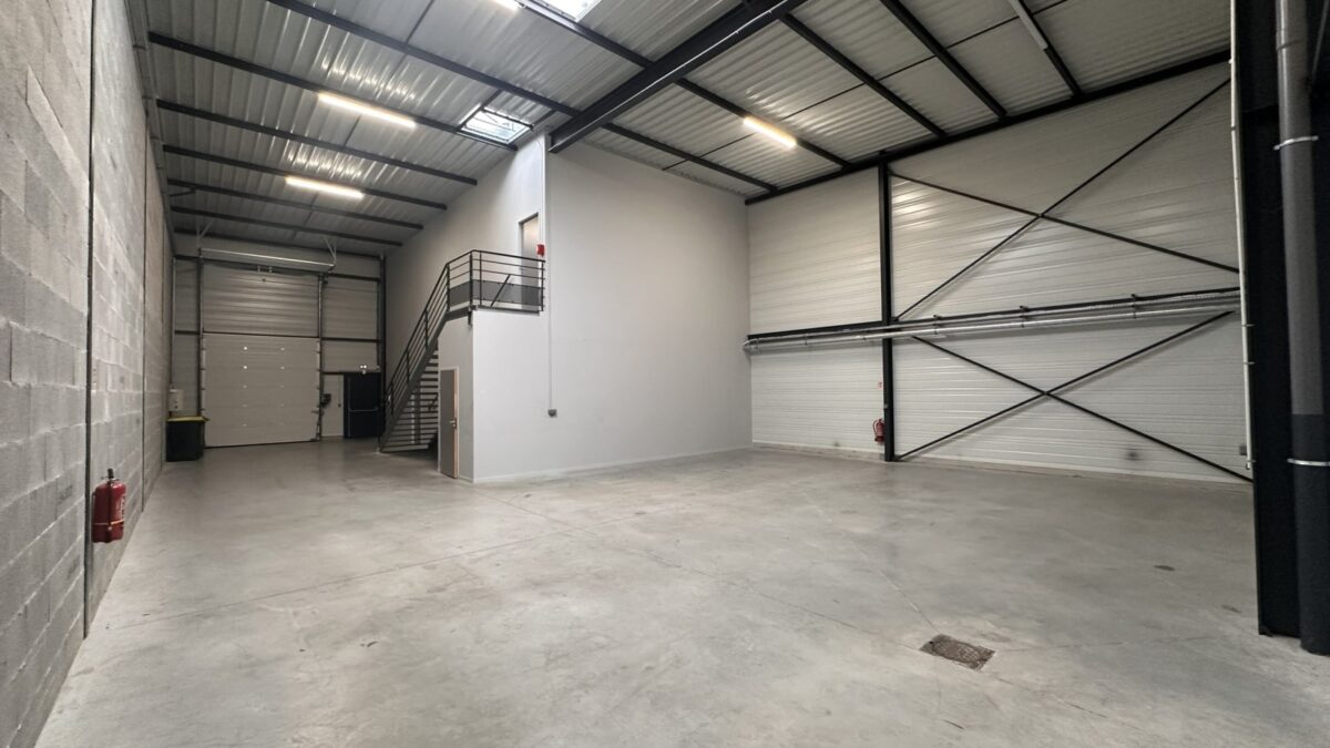 Locaux d'activité A LOUER de 328 m² non divisibles a GENAY