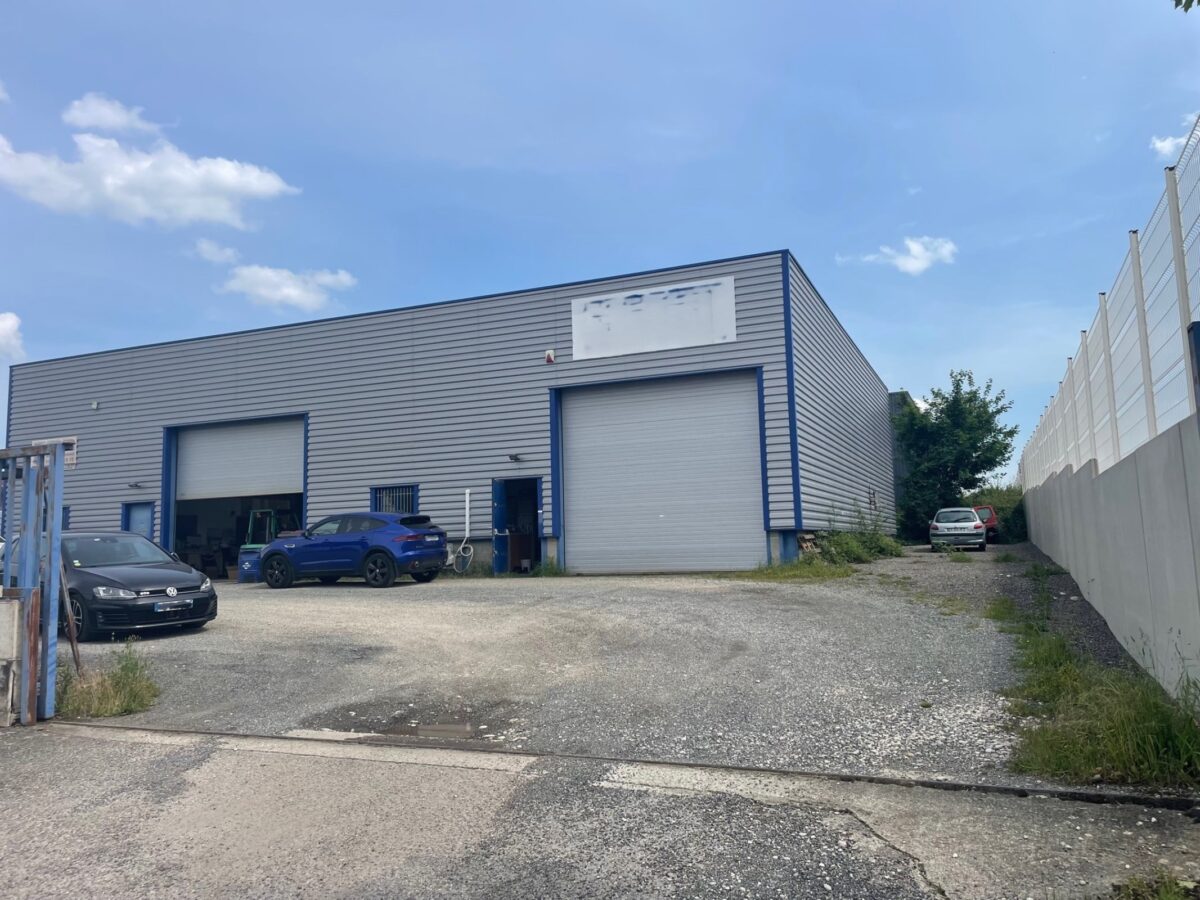 Locaux d'activité A VENDRE de 250 m² non divisibles a COLOMBIER SAUGNIEU