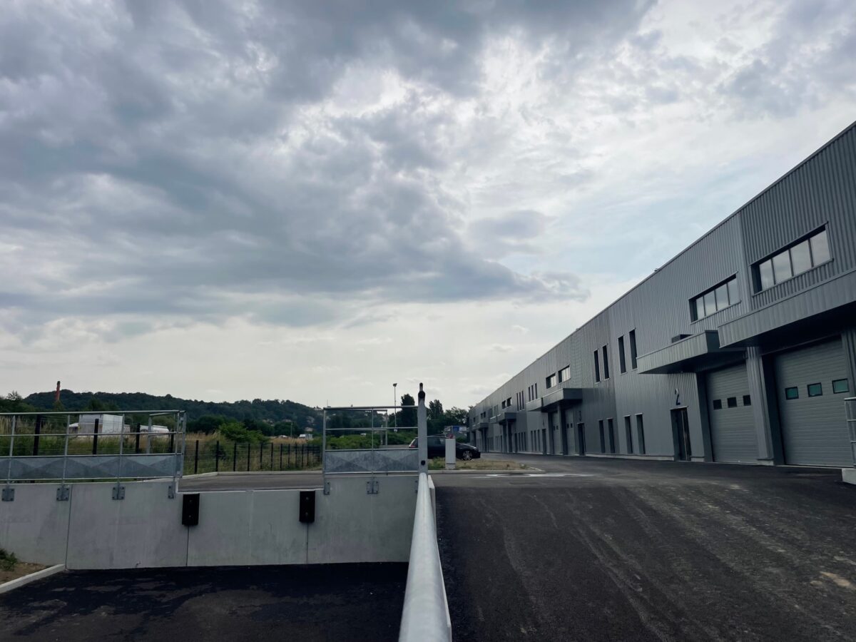 Locaux d'activité A VENDRE OU A LOUER de 1 558 m² divisibles à partir de 225 m² a BOURGOIN JALLIEU