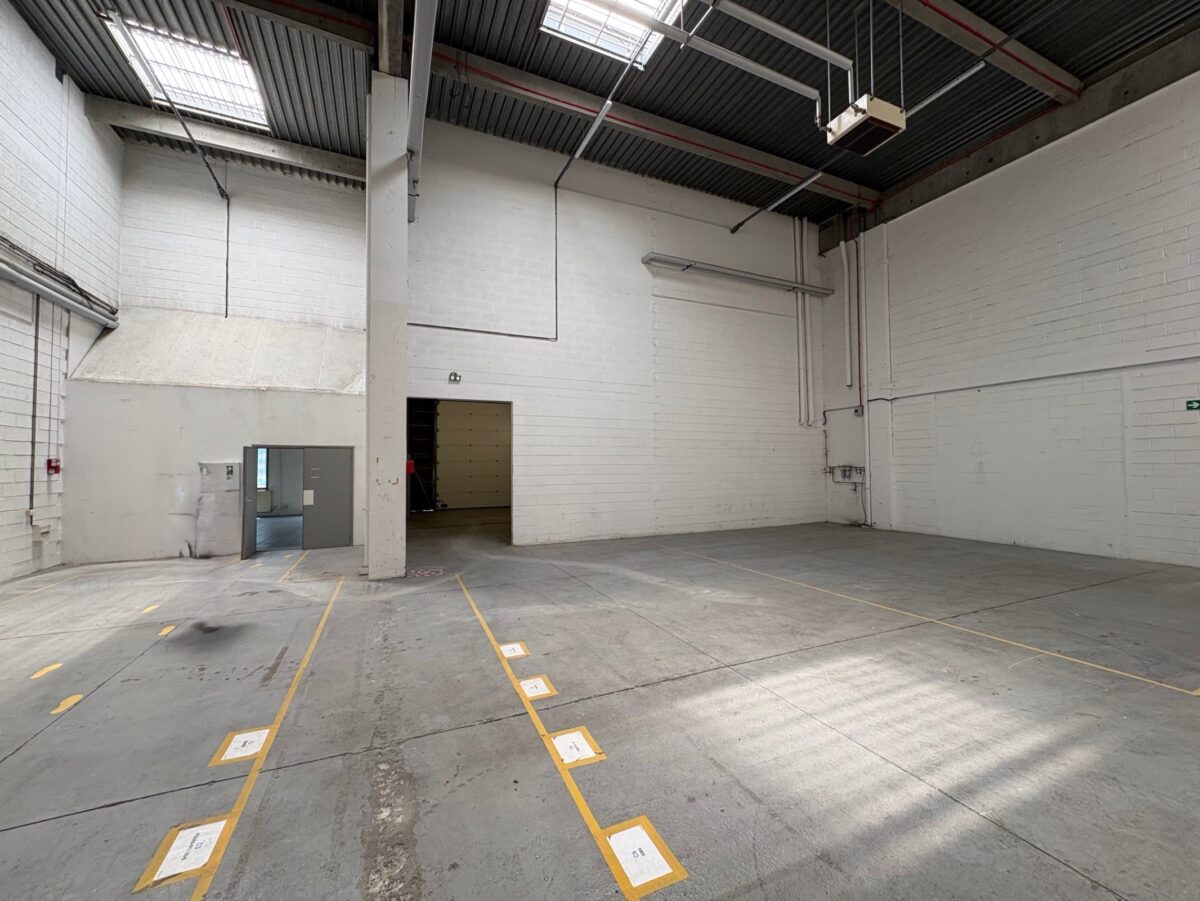 Locaux d'activité A VENDRE de 3 705 m² divisibles à partir de 24 m² a SAINT QUENTIN FALLAVIER