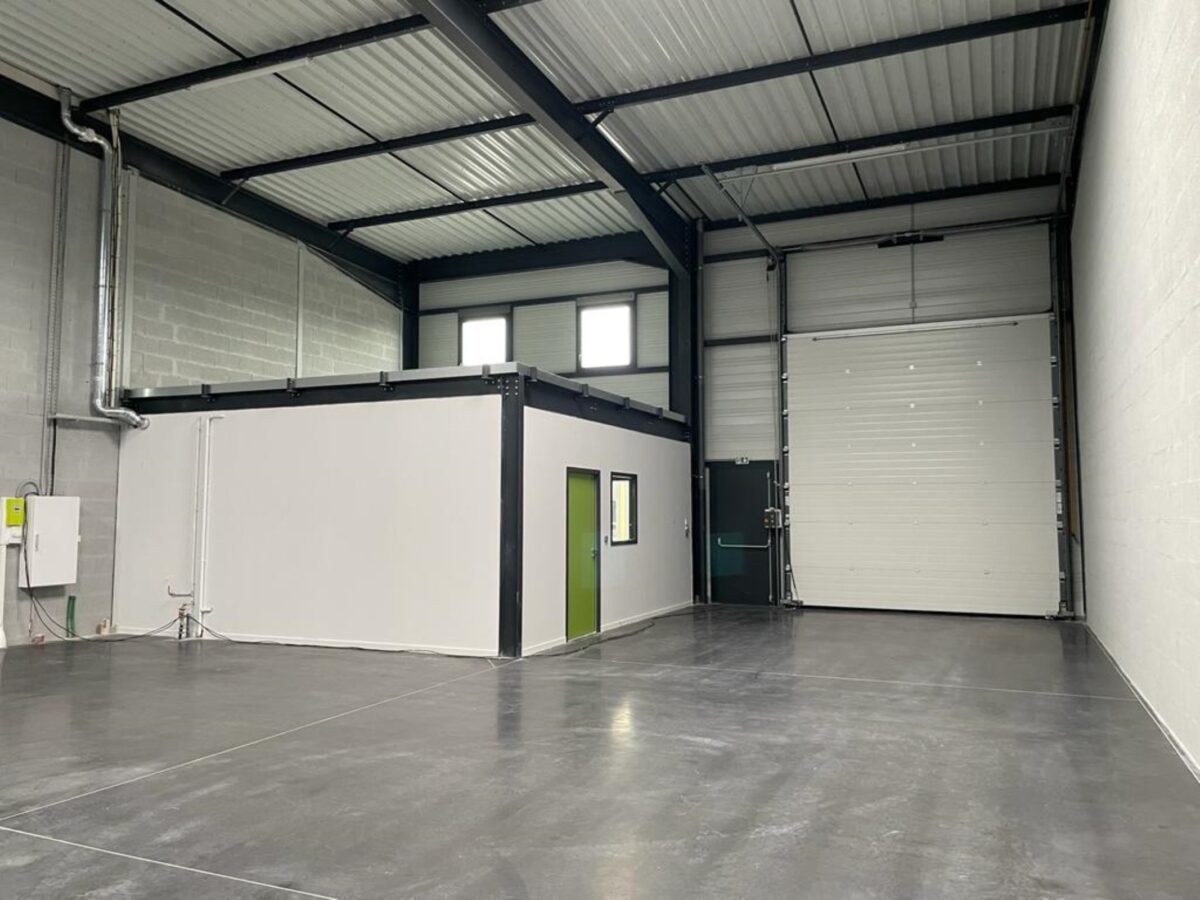 Locaux d'activité A LOUER de 331 m² non divisibles a SAINT PRIEST