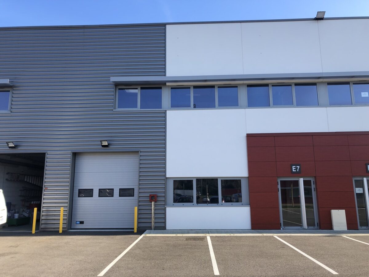 Locaux d'activité A LOUER de 3 928 m² divisibles à partir de 364 m² a SAINT PRIEST