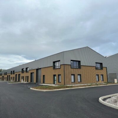 Locaux d'activité A VENDRE OU A LOUER de 467 m² divisibles à partir de 233 m² a BOURGOIN JALLIEU