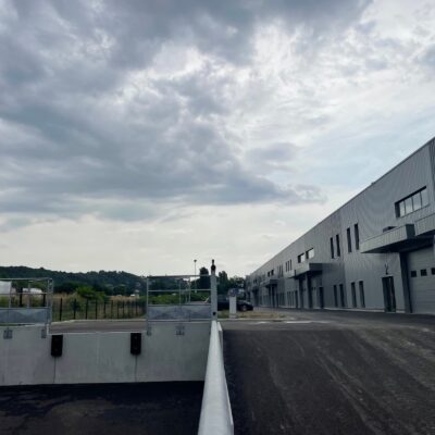 Locaux d'activité A VENDRE OU A LOUER de 1 263 m² divisibles à partir de 225 m² a BOURGOIN JALLIEU