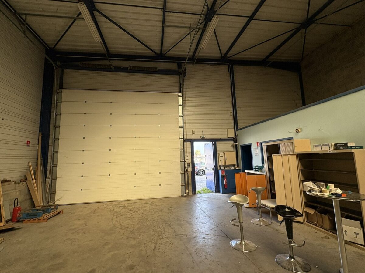 Locaux d'activité A VENDRE de 250 m² non divisibles a COLOMBIER SAUGNIEU