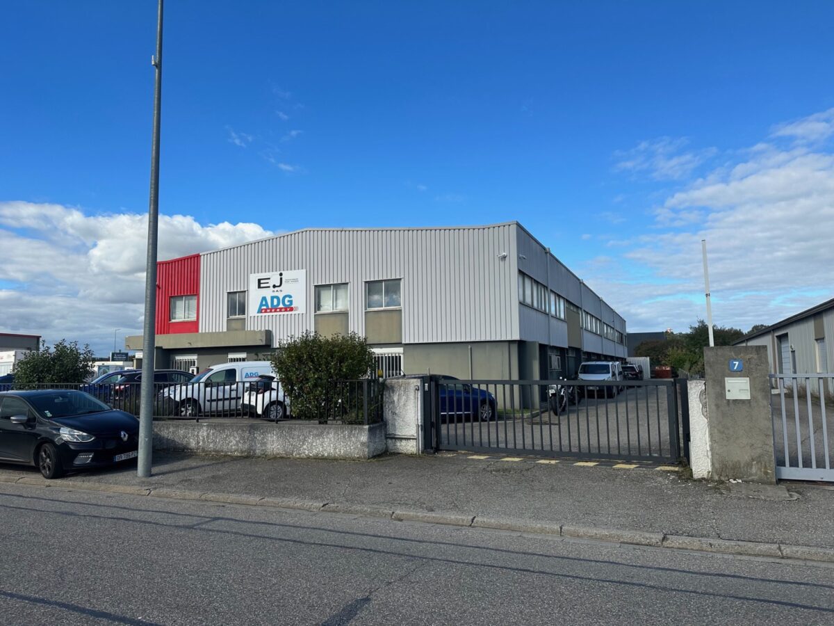 Locaux d'activité A LOUER de 1 051 m² non divisibles a CHASSIEU