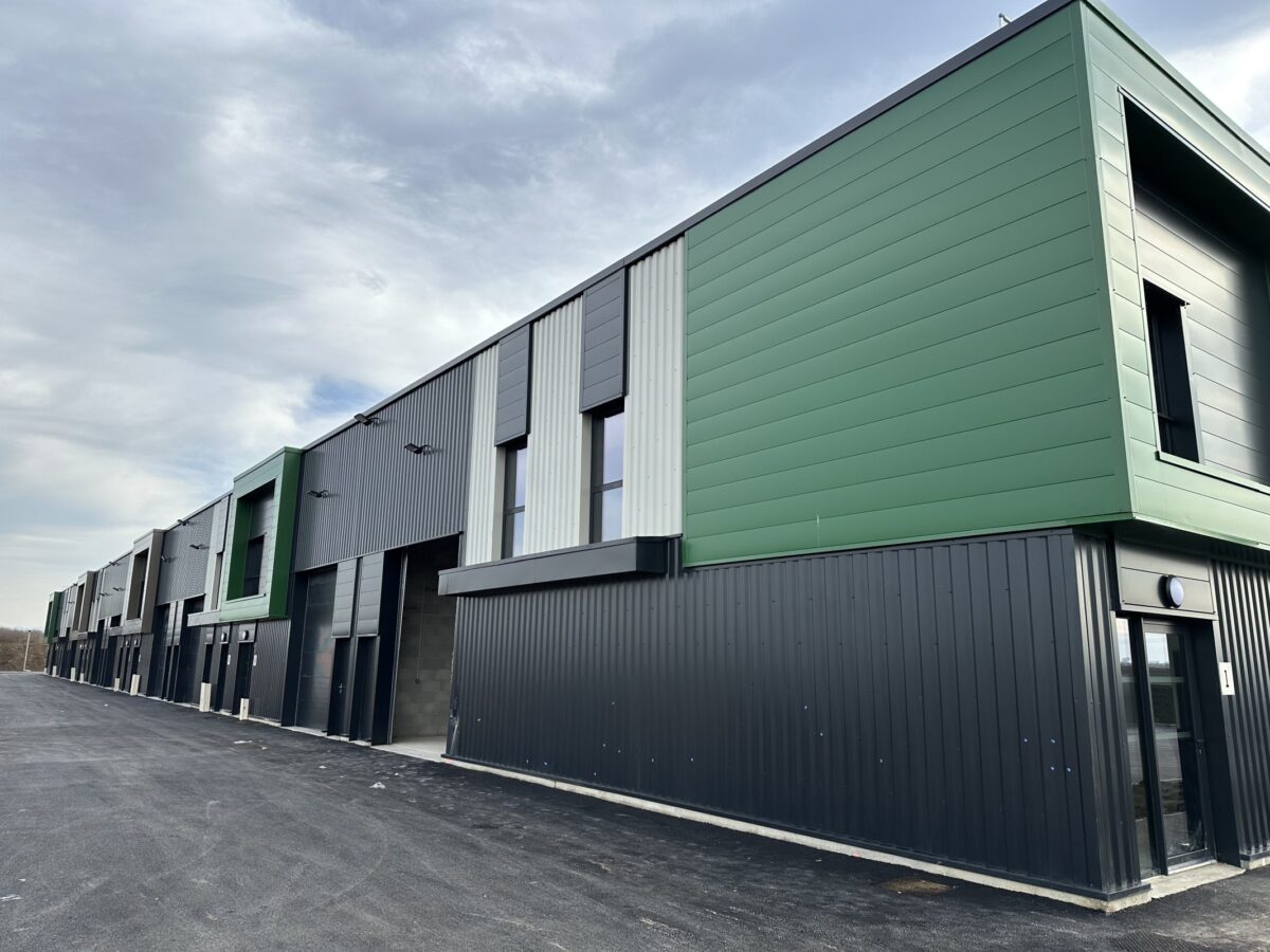 Locaux d'activité A VENDRE OU A LOUER de 2 619 m² divisibles à partir de 196 m² a VILLETTE D'ANTHON