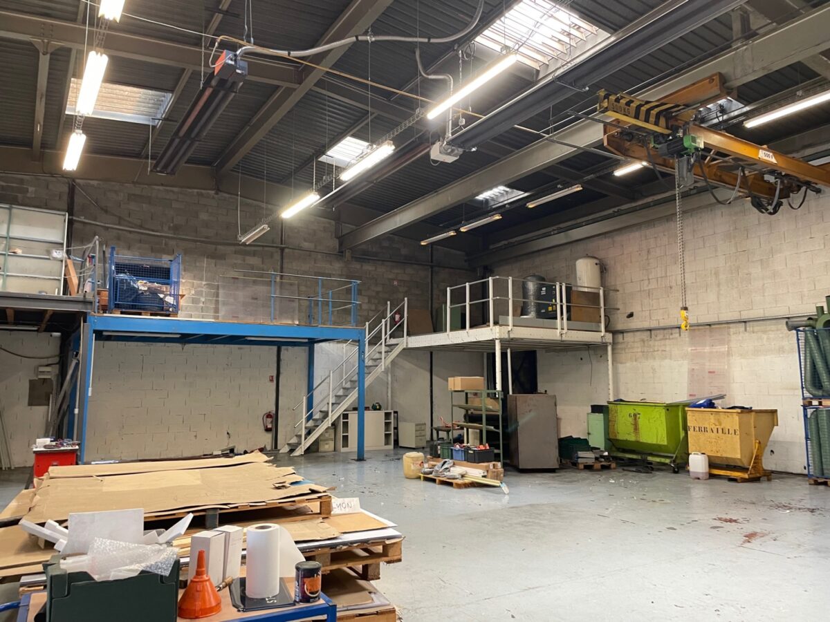 Locaux d'activité A VENDRE de 650 m² non divisibles a SAINT PRIEST