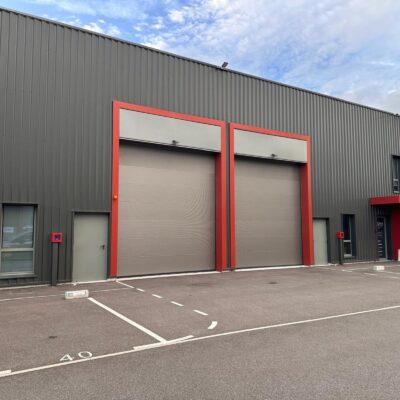 Locaux d'activité A LOUER de 623 m² divisibles à partir de 243 m² a CHASSIEU