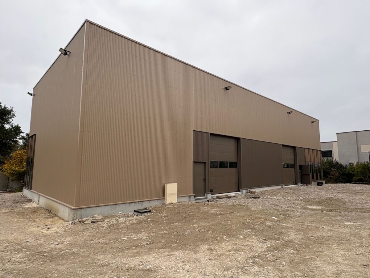 Locaux d'activité A LOUER de 408 m² divisibles à partir de 137 m² a JONS