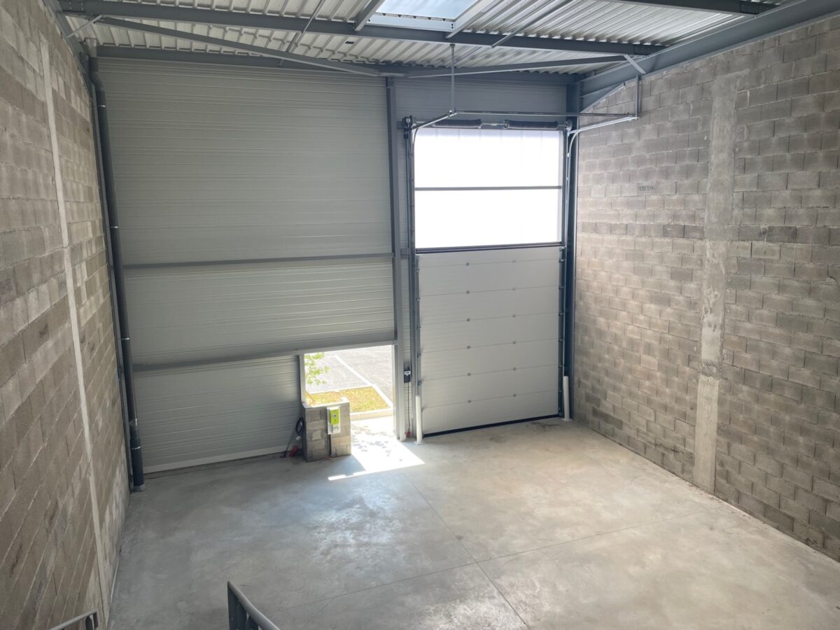 Locaux d'activité A VENDRE de 948 m² divisibles à partir de 229 m² a SAINT GENIS LAVAL