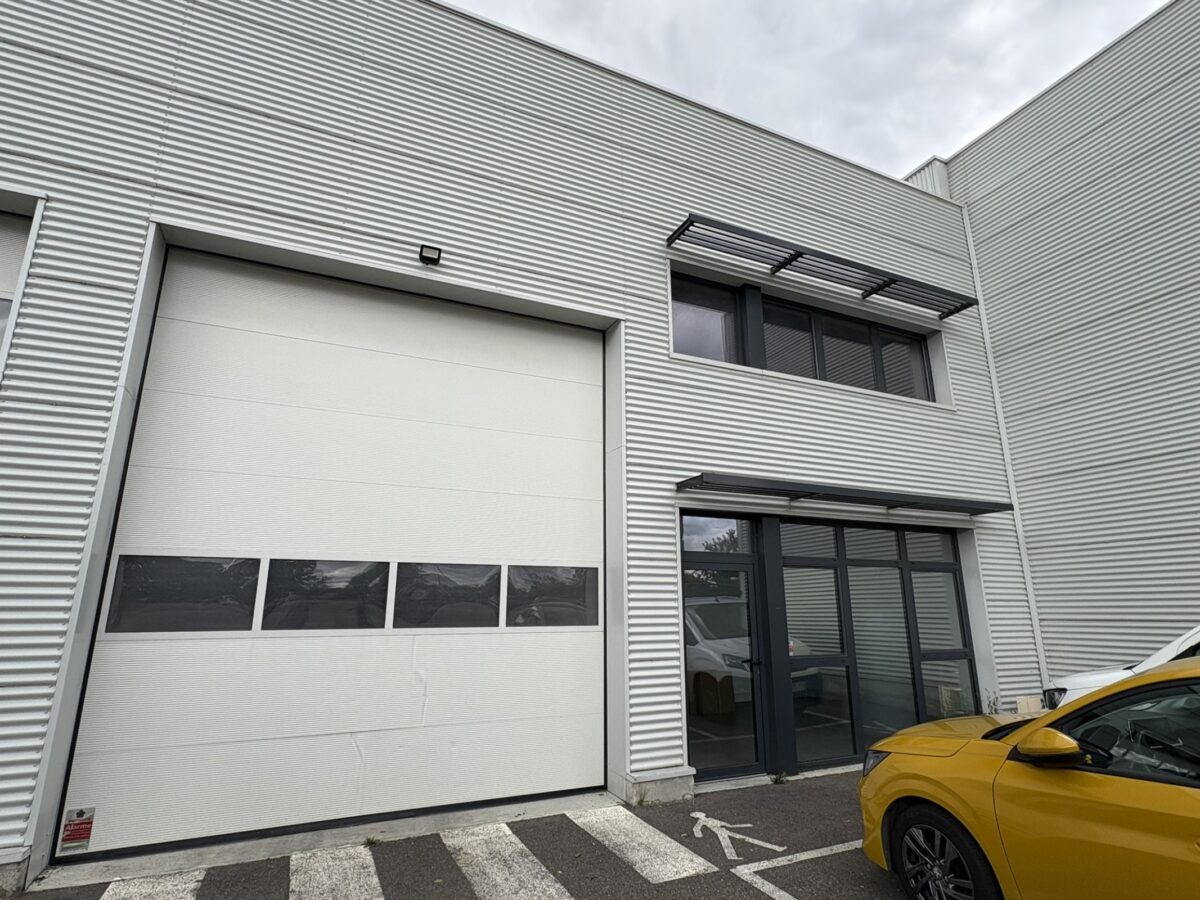 Locaux d'activité A LOUER de 169 m² non divisibles a GENAS