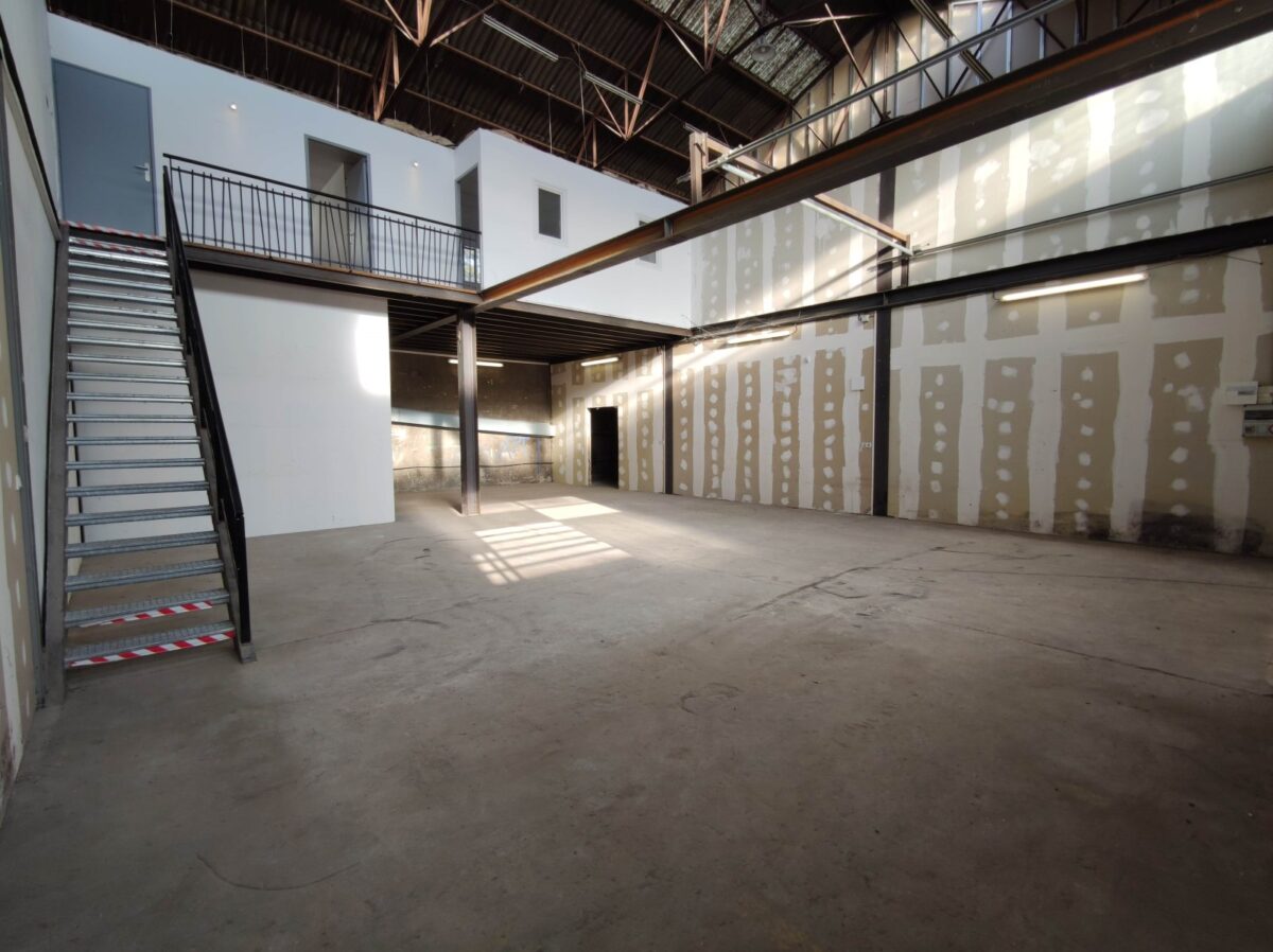 Locaux d'activité A LOUER de 300 m² divisibles à partir de 150 m² a FEYZIN