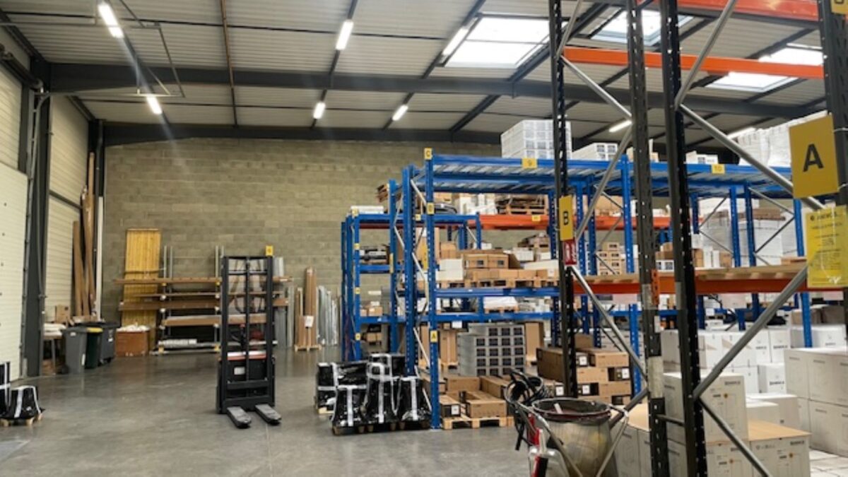 Locaux d'activité A LOUER de 1 001 m² non divisibles a SAINT PRIEST