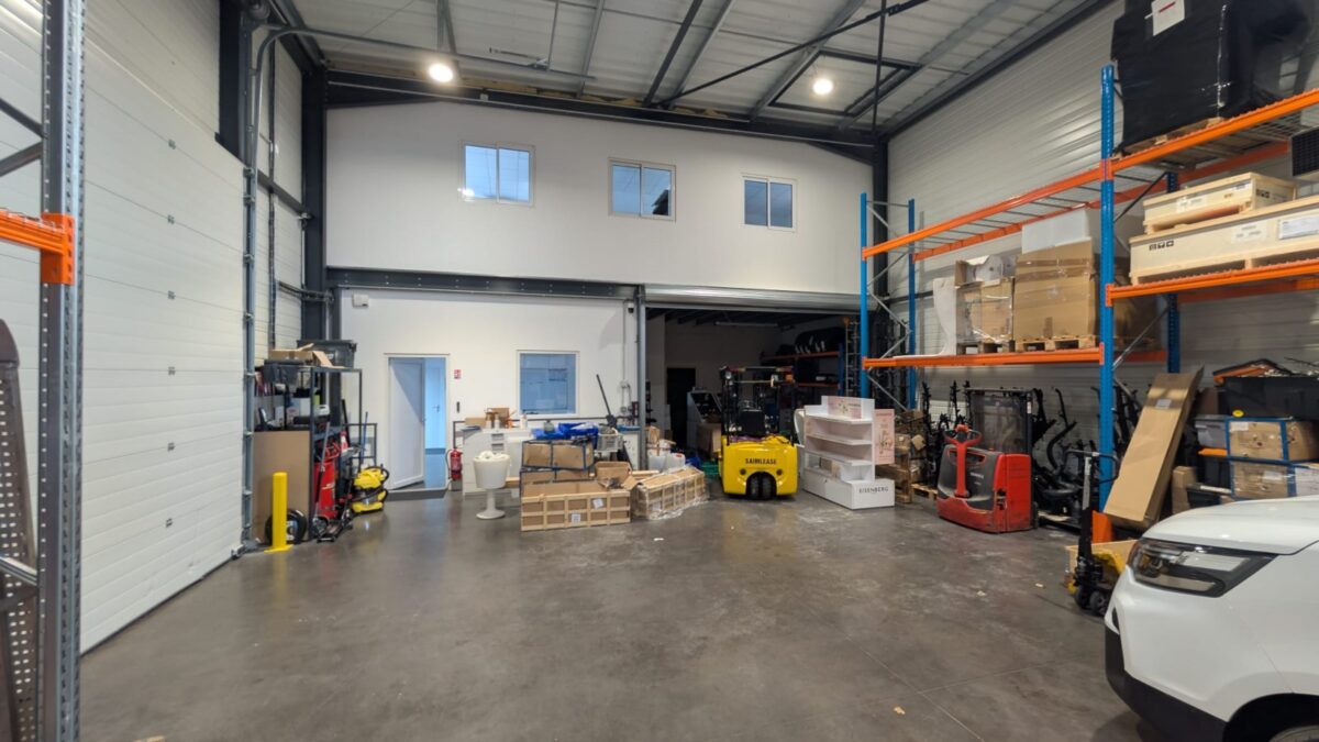 Locaux d'activité A LOUER de 240 m² non divisibles a COLOMBIER SAUGNIEU