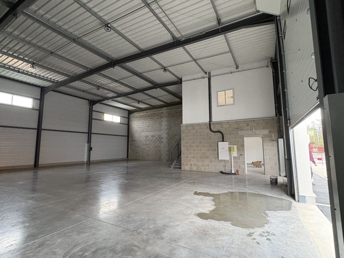 Locaux d'activité A LOUER de 2 584 m² divisibles à partir de 120 m² a CHASSIEU