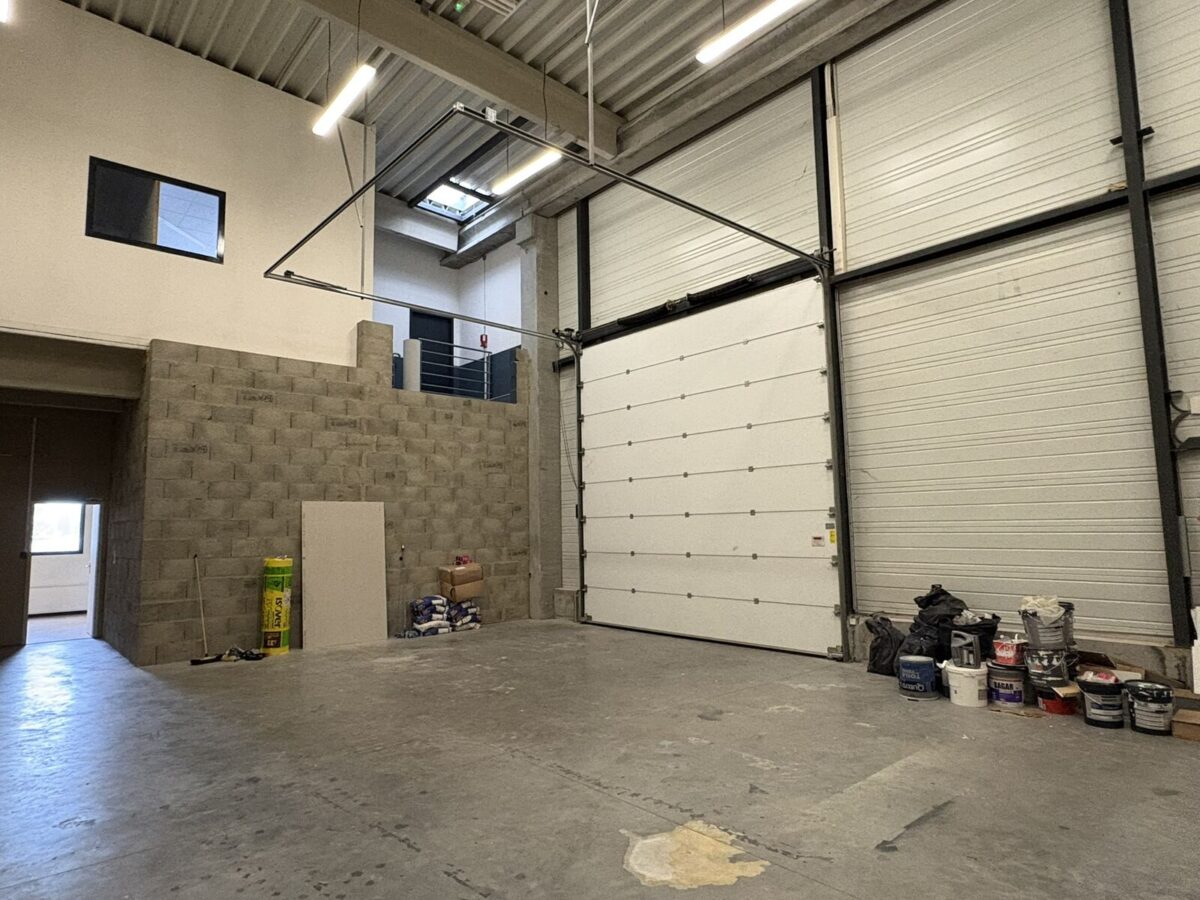 Locaux d'activité A LOUER de 1 136 m² divisibles à partir de 226 m² a SAINT QUENTIN FALLAVIER