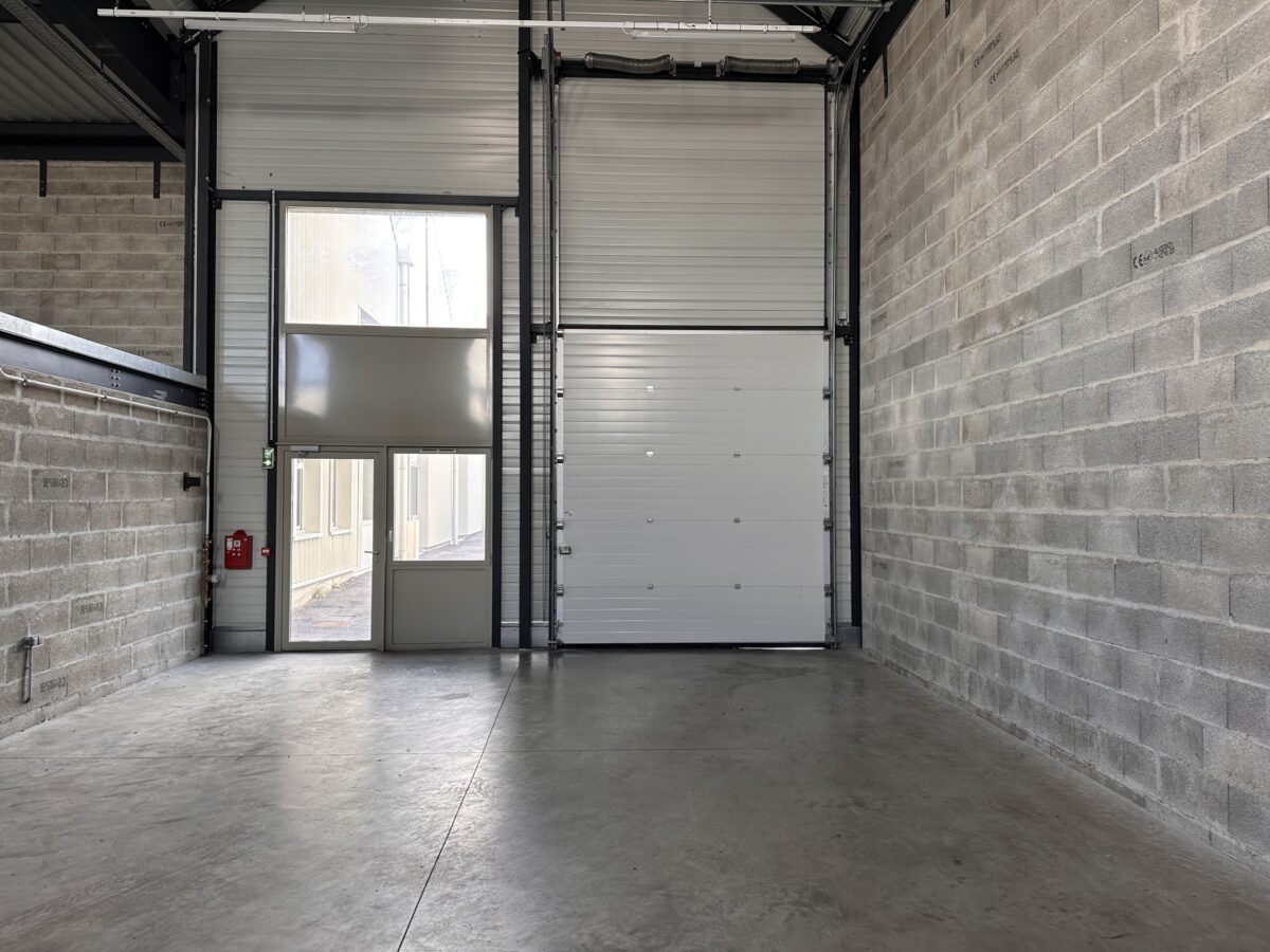 Locaux d'activité A LOUER de 332 m² non divisibles a GENAS