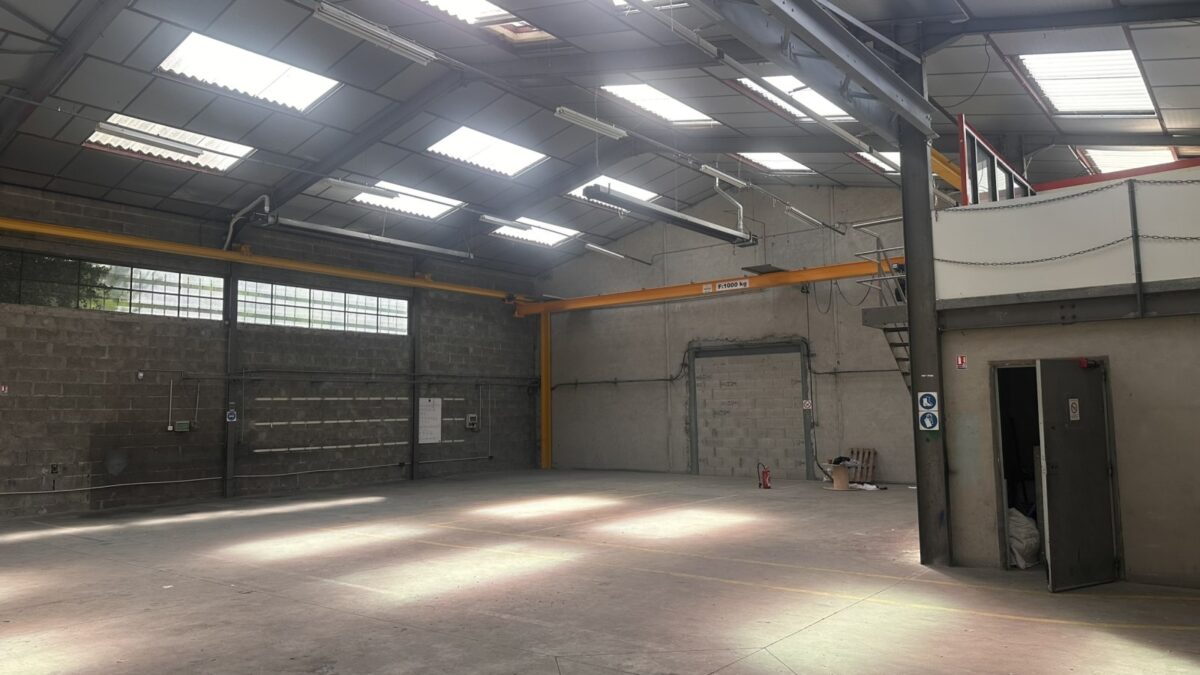 Locaux d'activité A VENDRE de 1517 m² divisible à partir de 355 m² a RILLIEUX LA PAPE