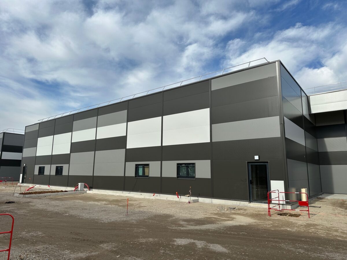 Locaux d'activité A LOUER de 10 322 m² divisibles à partir de 518 m² a JANNEYRIAS