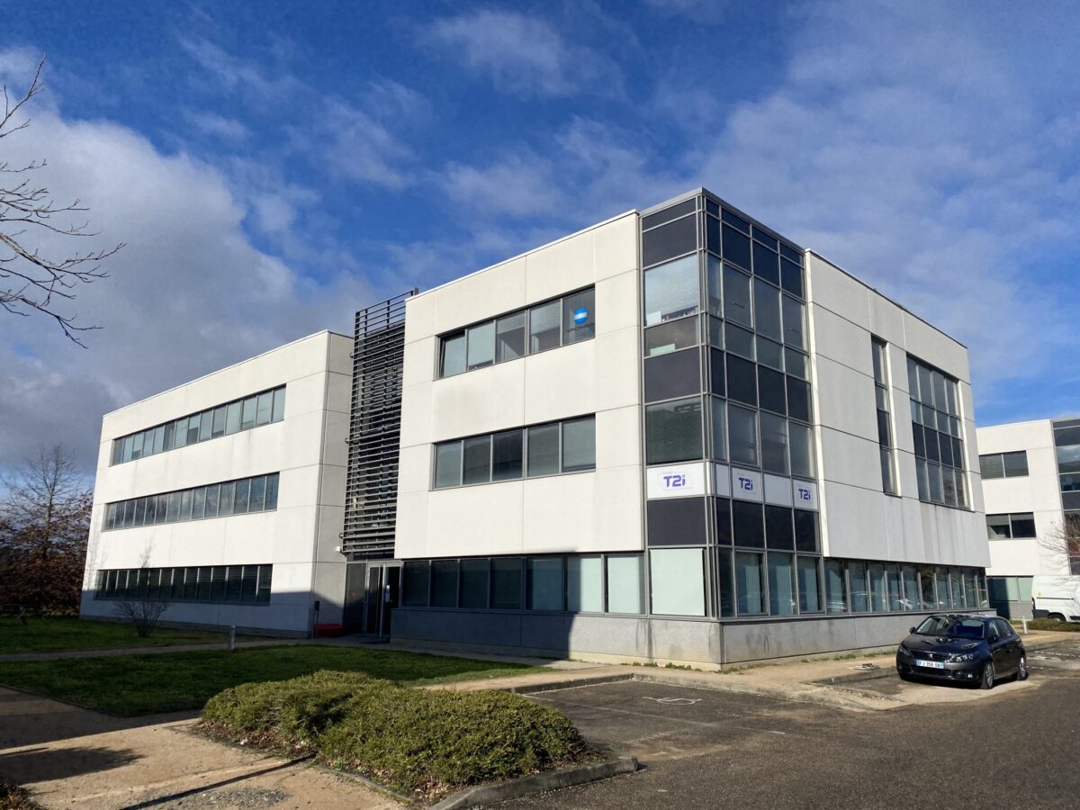 Bureaux A VENDRE OU A LOUER de 1 302 m² divisibles à partir de 205 m² a DARDILLY