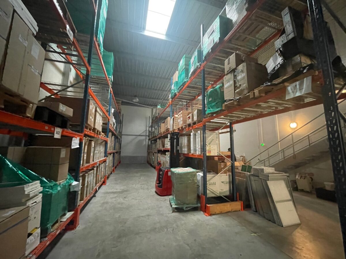 Locaux d'activité A VENDRE OU A LOUER de 532 m² divisibles à partir de 266 m² a CRAPONNE