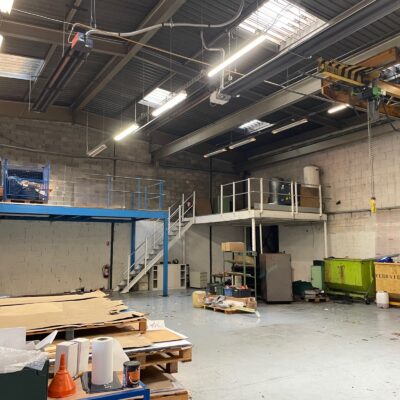 Locaux d'activité A VENDRE de 650 m² non divisibles a SAINT PRIEST