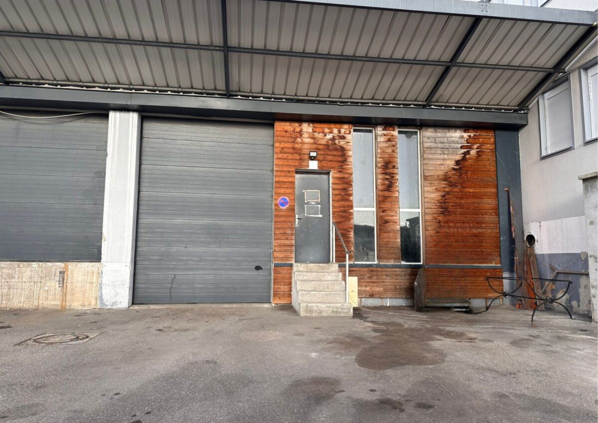 Locaux d'activité A VENDRE OU A LOUER de 551 m² divisibles à partir de 215 m² a SAINT PRIEST