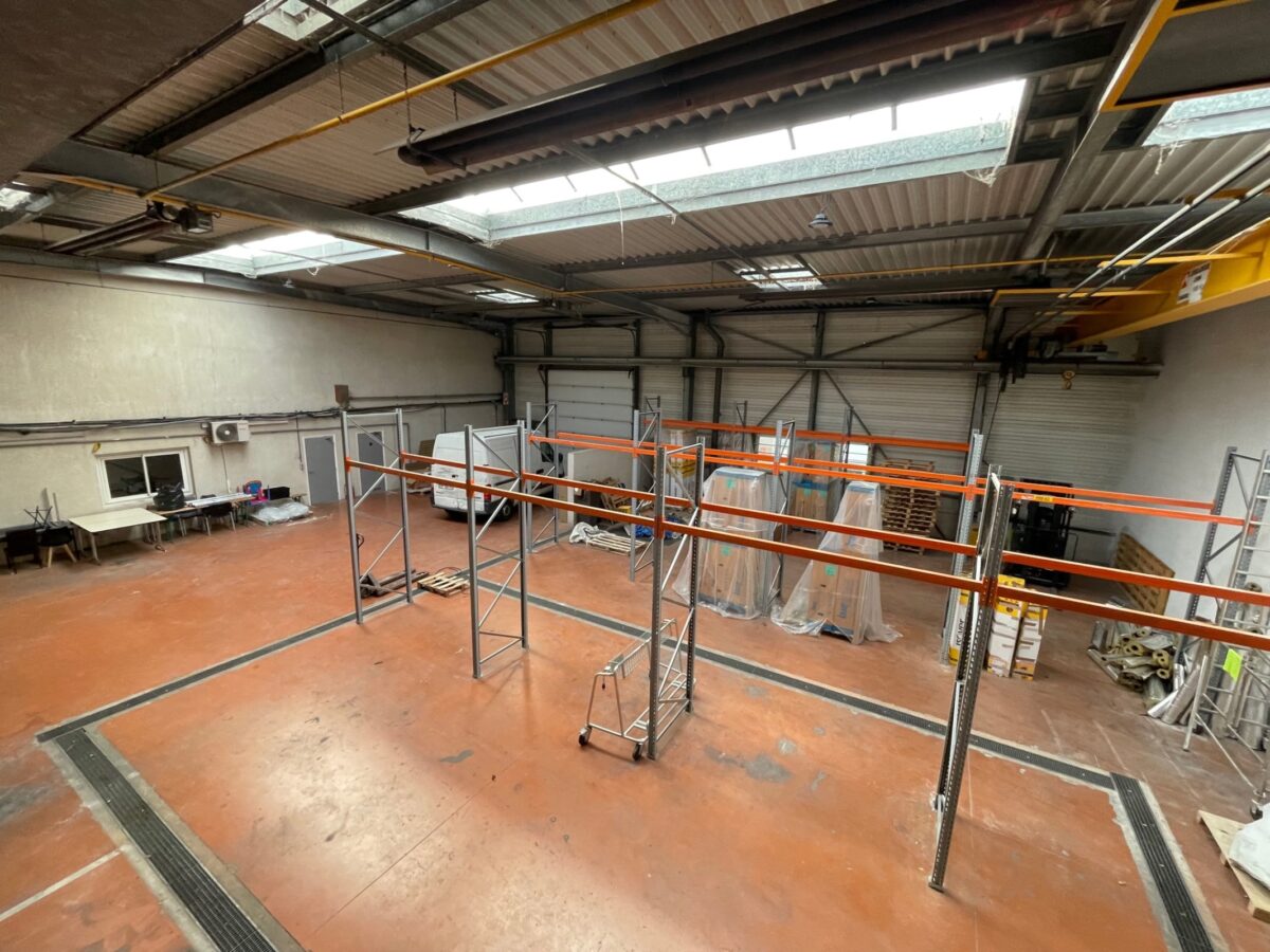 Locaux d'activité A LOUER de 862 m² non divisibles a BRON