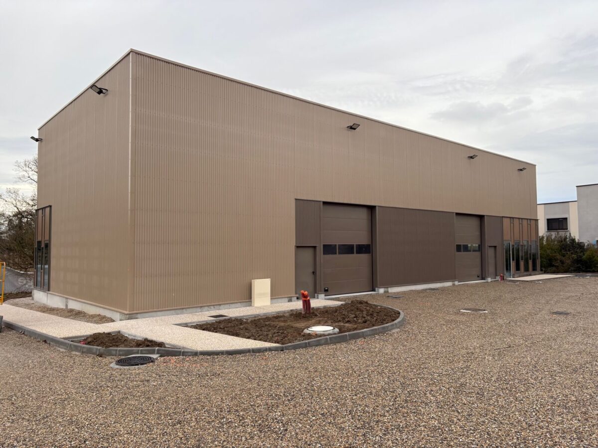 Locaux d'activité A LOUER de 408 m² divisibles à partir de 137 m² a JONS