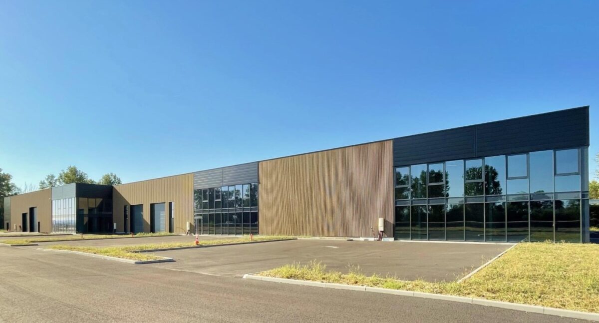 Locaux d'activité A LOUER de 1 826 m² divisibles à partir de 870 m² a AMBERIEUX