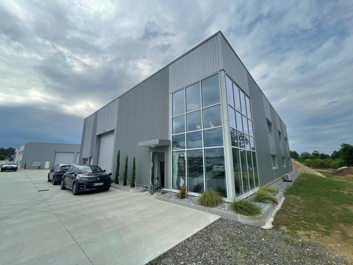 Locaux d'activité A LOUER de 1 561 m² divisibles à partir de 300 m² a VOURLES