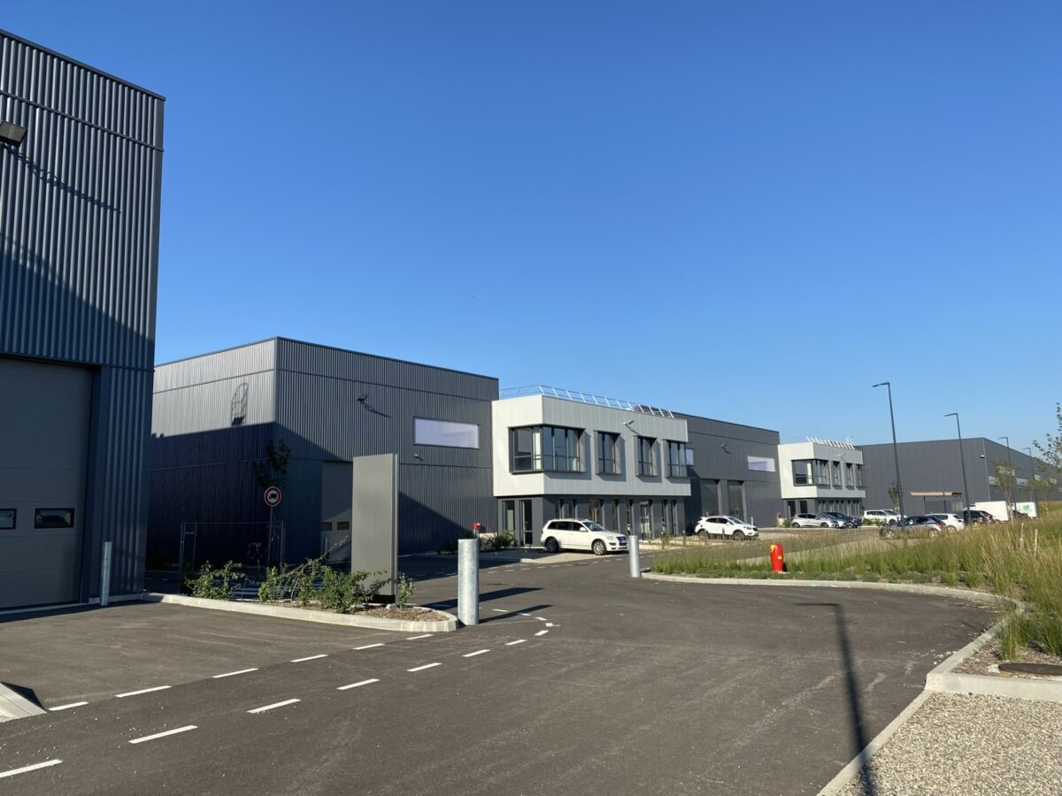 Locaux d'activité A LOUER de 6 663 m² divisibles à partir de 543 m² a SAINT PRIEST