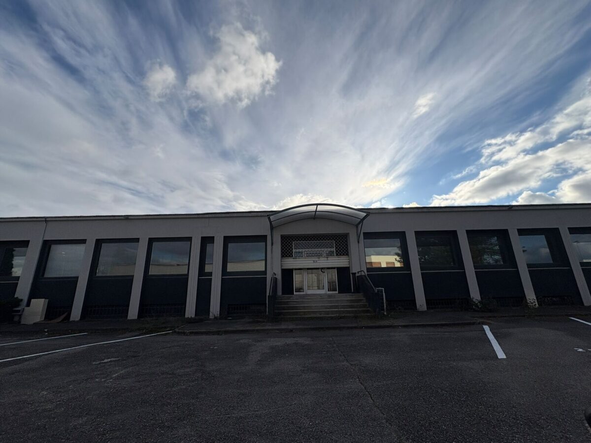 Locaux d'activité A VENDRE de 854 m² a CHASSIEU